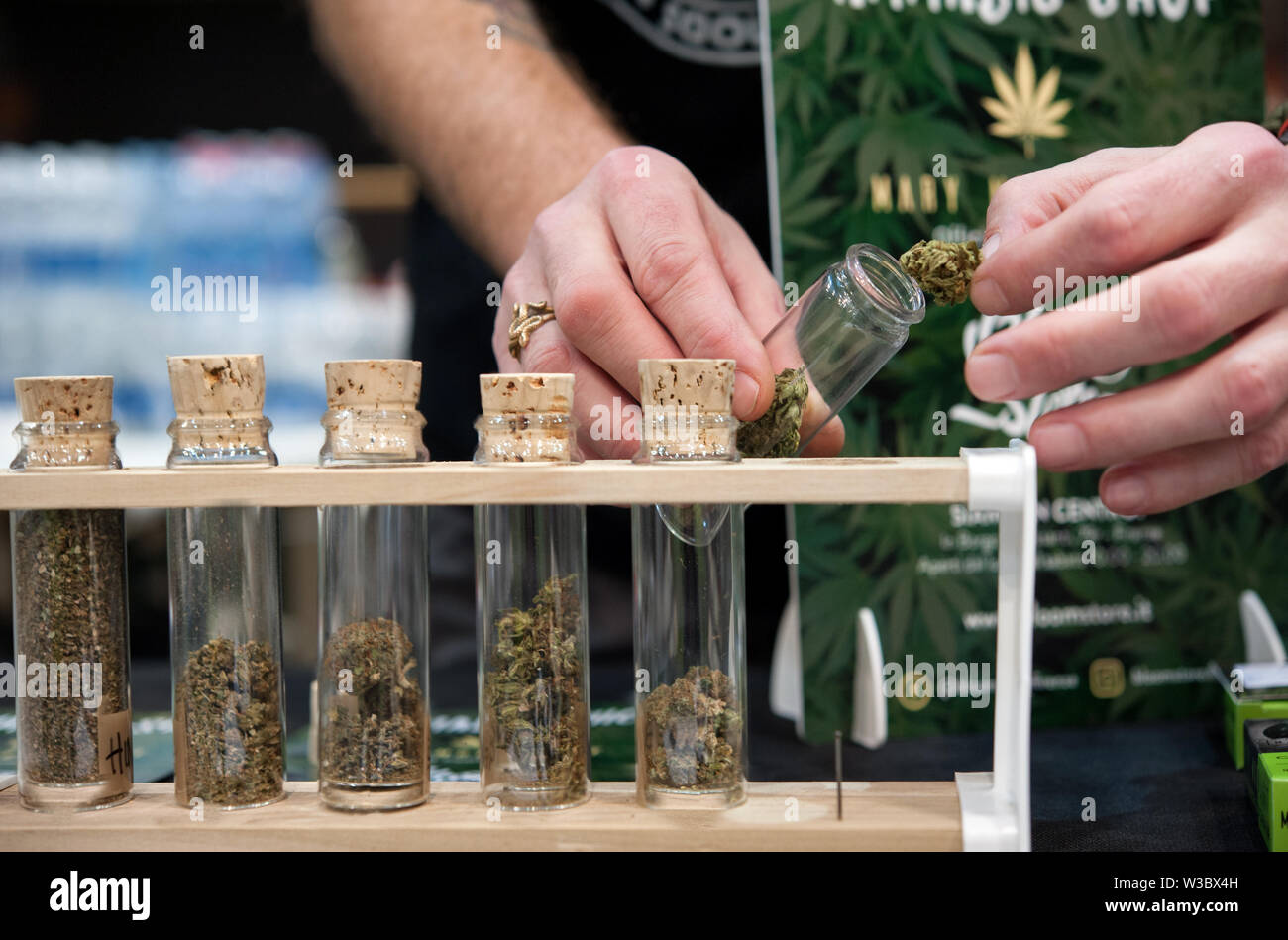 Mehrere Sorten von Cannabis Sativa, in Glasröhrchen, zum Verkauf am Marktstand. Stockfoto