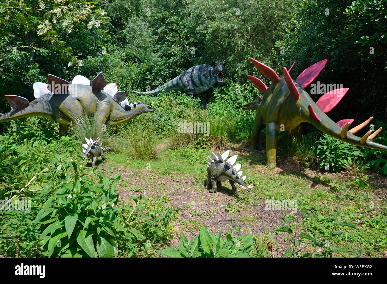 Dinosaurier auf dem Woodland Trail in Birdland Park und Gärten in