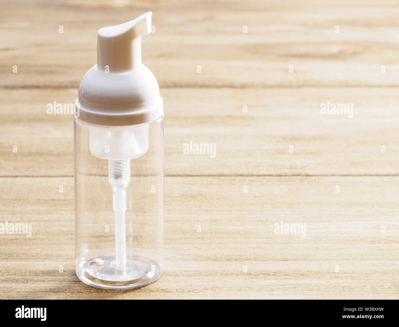 Transparente Sprühflaschen für Aromatherapie Produkte auf Holz- Hintergrund Stockfoto