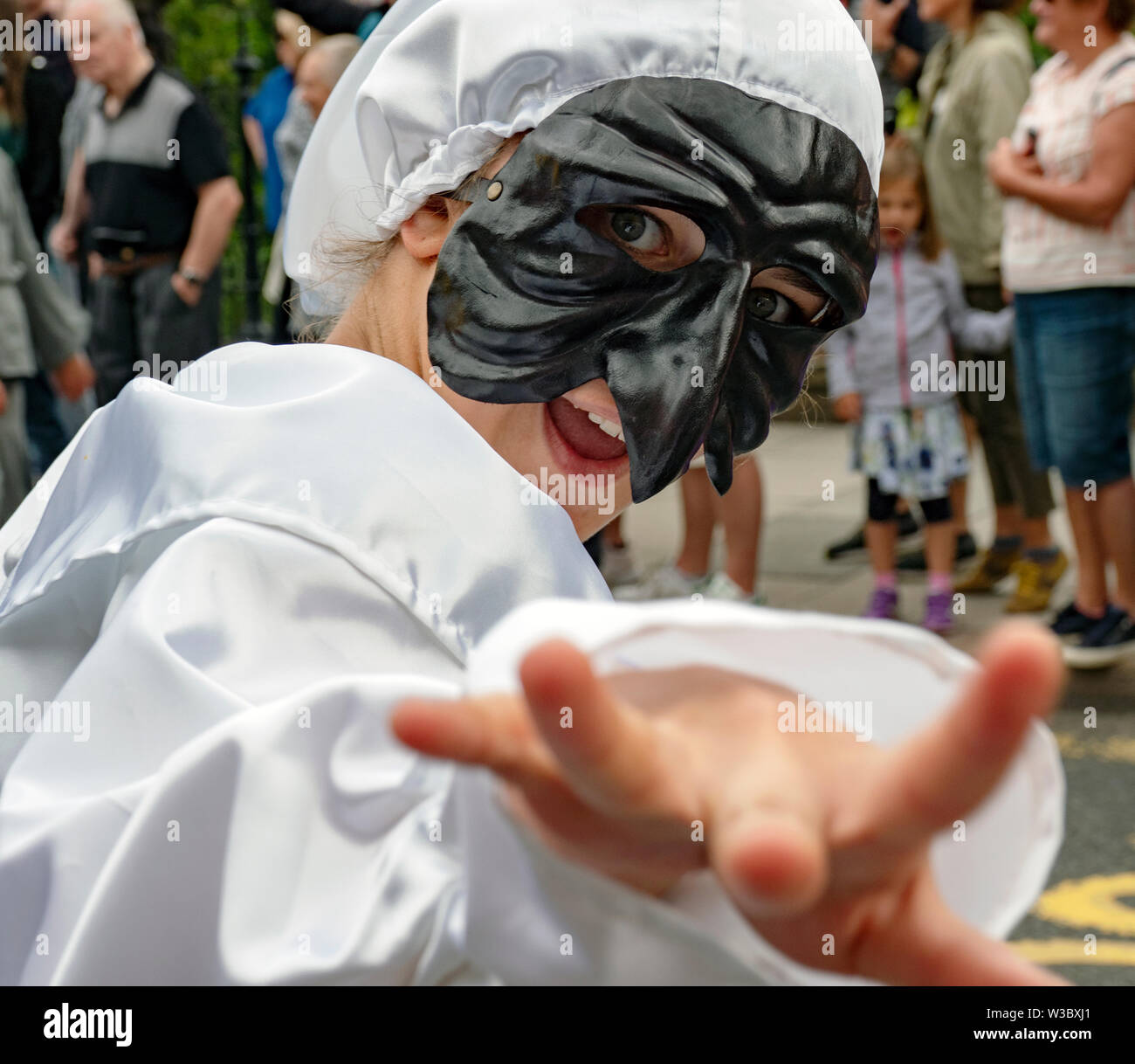 14 Juli 2019 Edinburgh - Edinburgh Festival Carnival Parade - 700 Darsteller: Musik, Tanz, Zirkus Akrobaten, Puppenspiel aus der ganzen Welt. Stockfoto