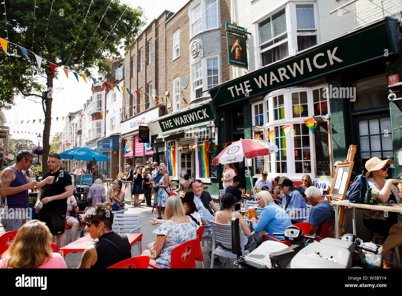 WORTHING, Großbritannien - 13 JULI 2019: Personen, die in der Stadt für die Gay Pride Parade eingerichtet Stockfoto