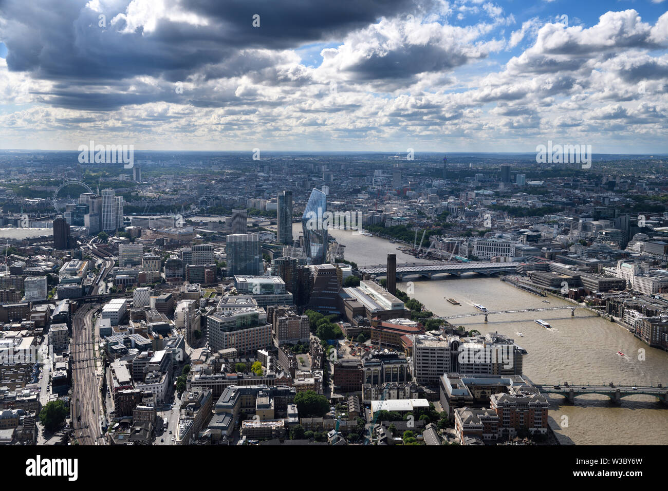 Luftbild von Süden London England mit London Eye, schienen die Vase und Brücken über den schlammigen Fluss Themse Stockfoto