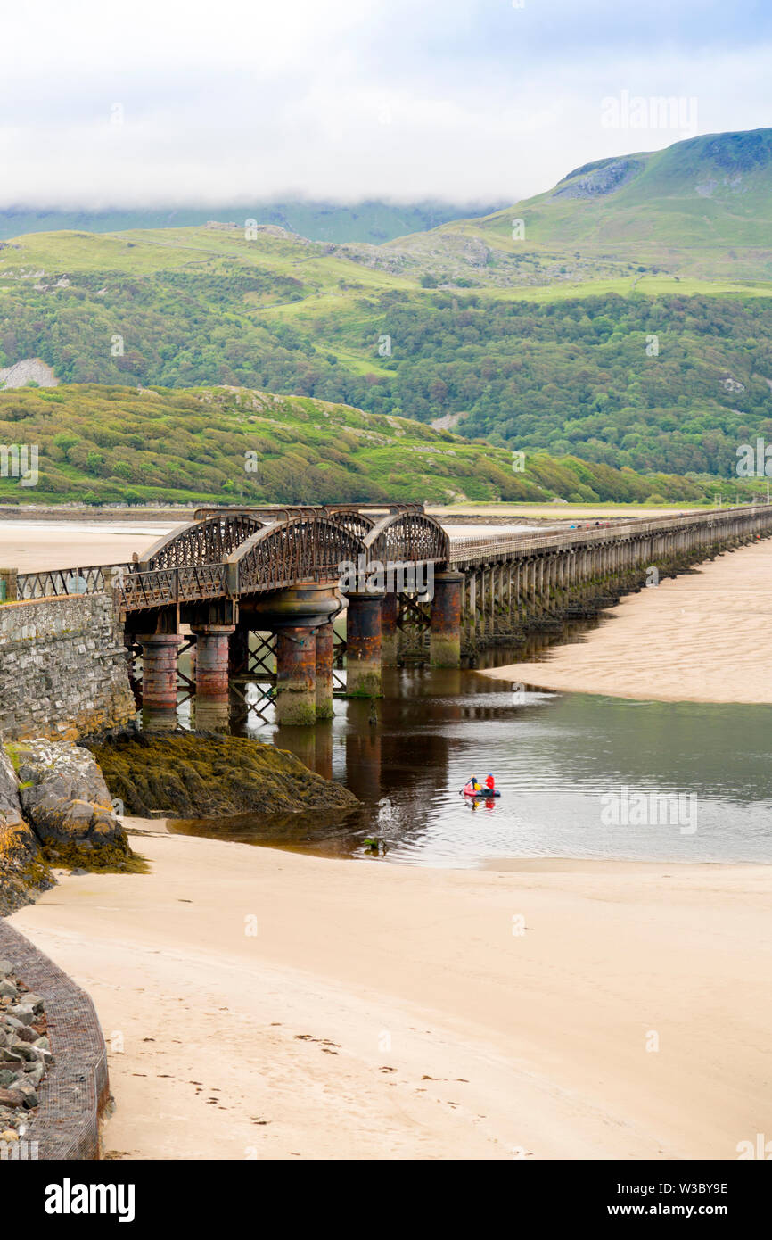 Die historische Eisenbahnbrücke über die mawddach Estuary gesehen vom Hafen in Pwllheli, Gwynedd, Wales, Großbritannien Stockfoto