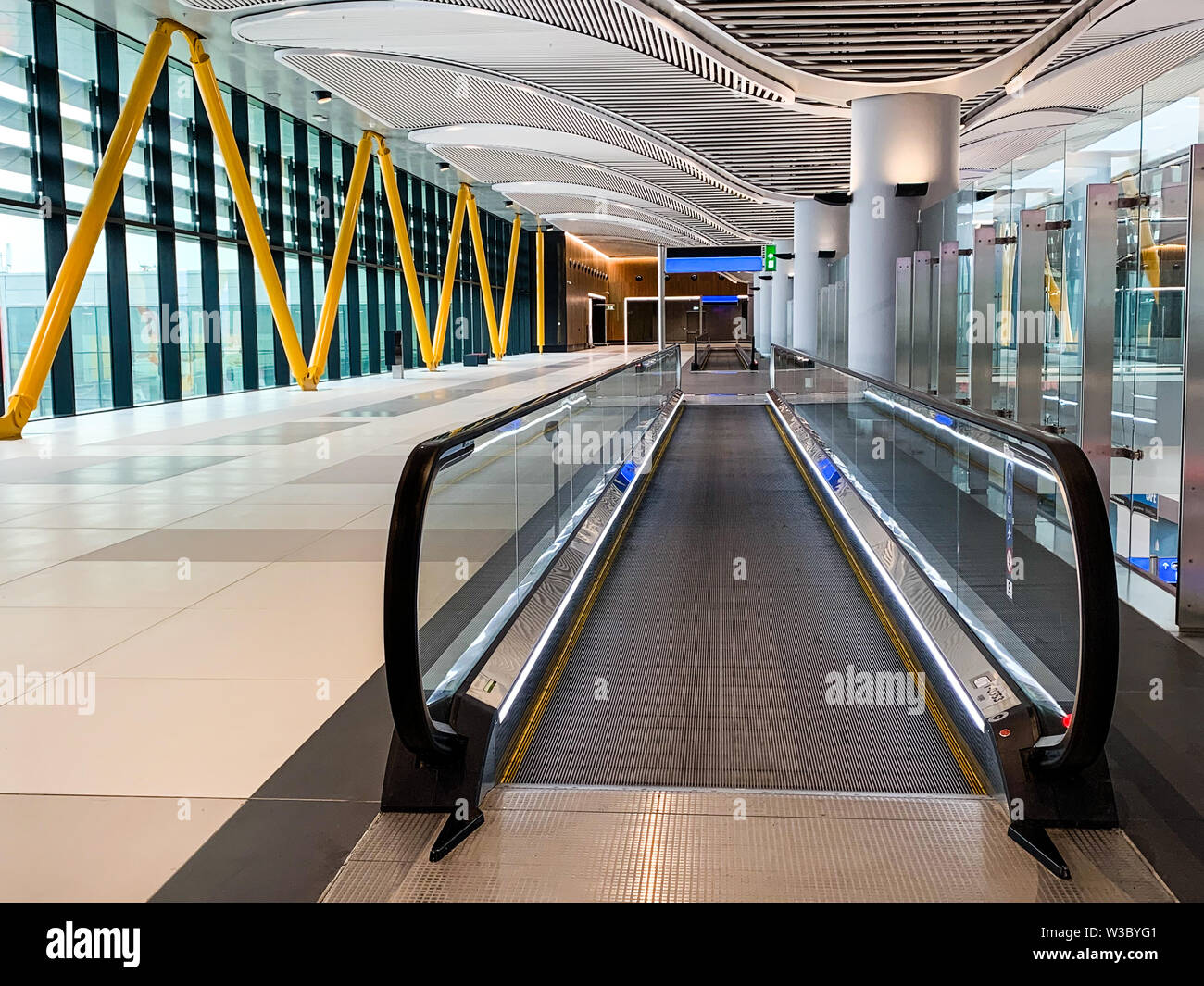 Die Gestaltung des Innenraums der neue Flughafen (IST), dass frisch geöffneten und ersetzt zum internationalen Flughafen Atatürk. Istanbul/Türkei - April 2019. Stockfoto