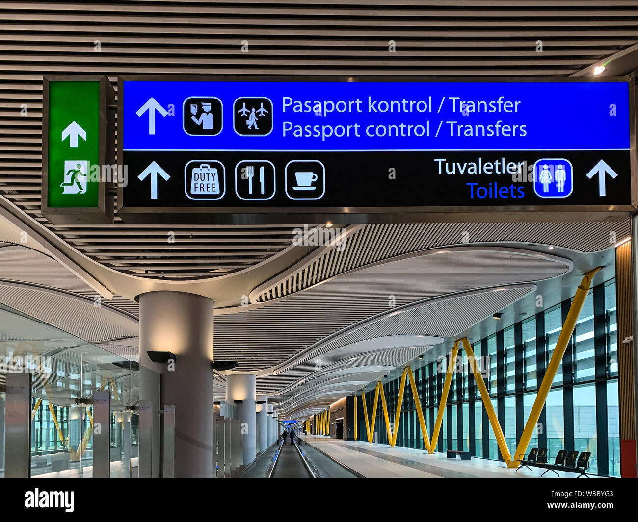 Die Gestaltung des Innenraums der neue Flughafen (IST), dass frisch geöffneten und ersetzt zum internationalen Flughafen Atatürk. Istanbul/Türkei - April 2019. Stockfoto
