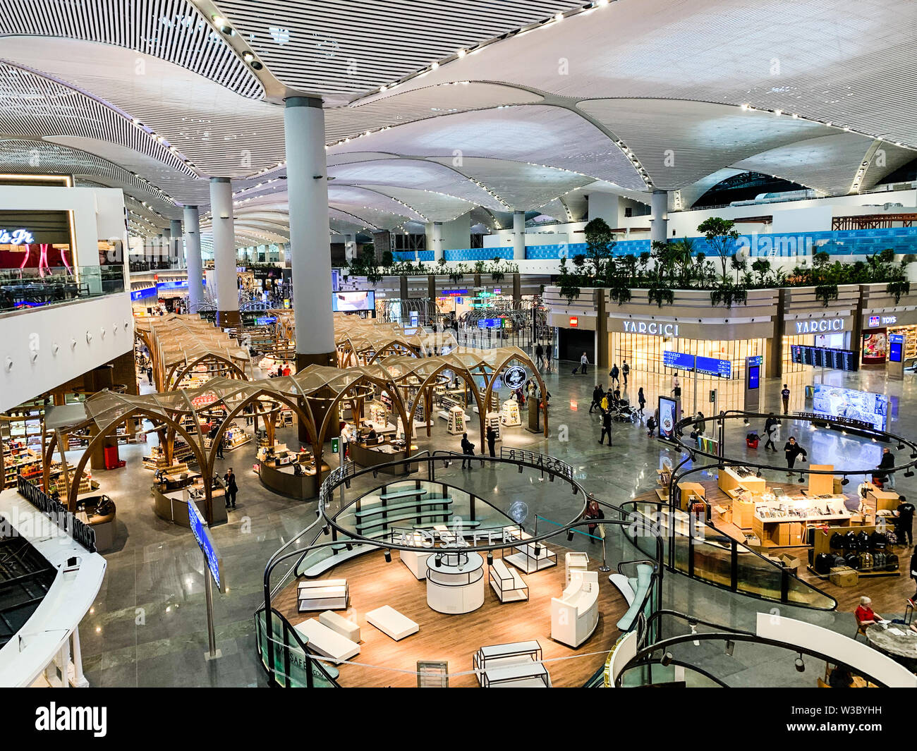 Die Gestaltung des Innenraums der neue Flughafen (IST), dass frisch geöffneten und ersetzt zum internationalen Flughafen Atatürk. Istanbul/Türkei - April 2019. Stockfoto