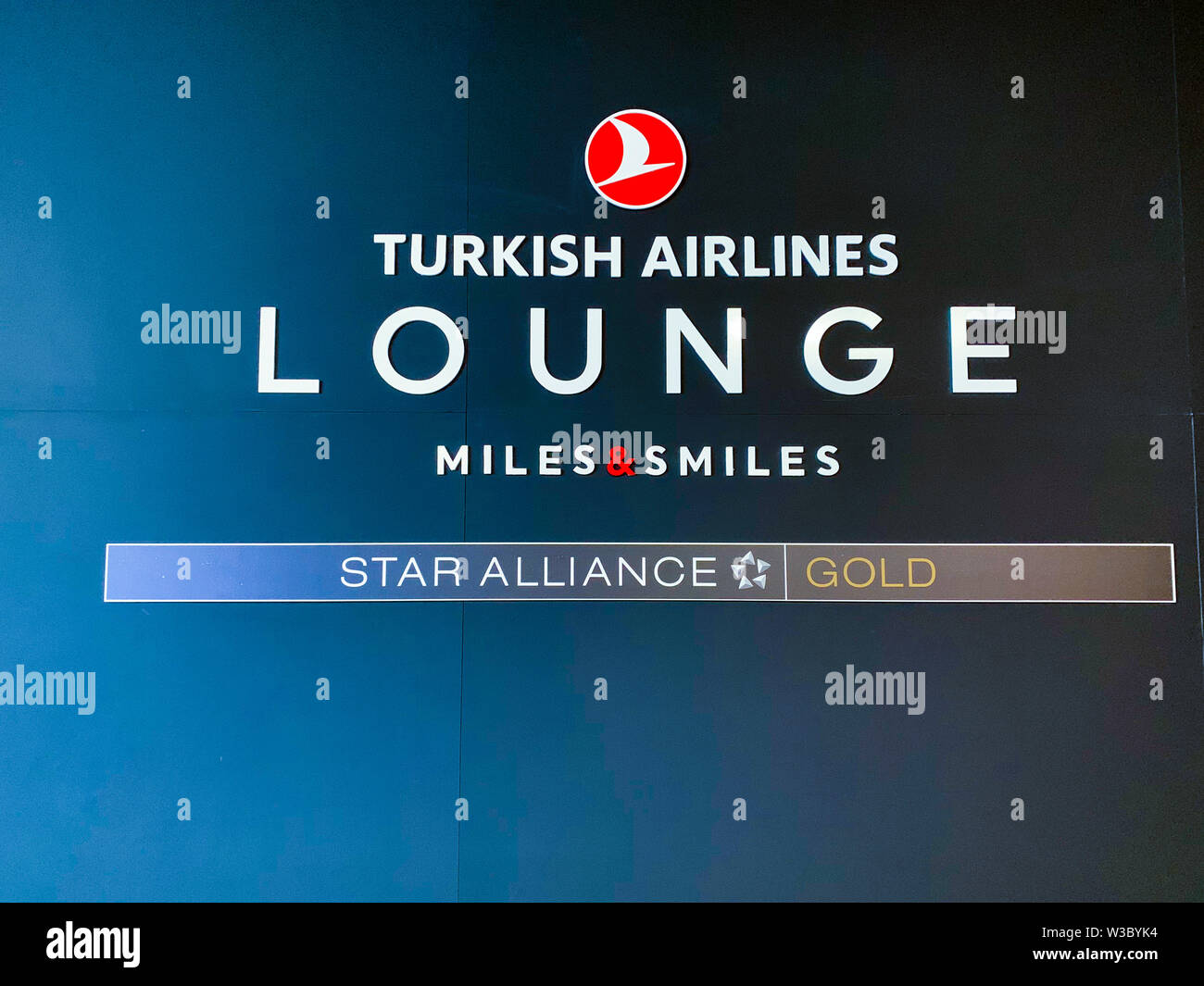 Big Eintrag Vorstand der Turkish Airlines Lounge, vor allem für die Business class Ruhe vor einem Flug. Istanbul/Türkei - April 2019. Stockfoto