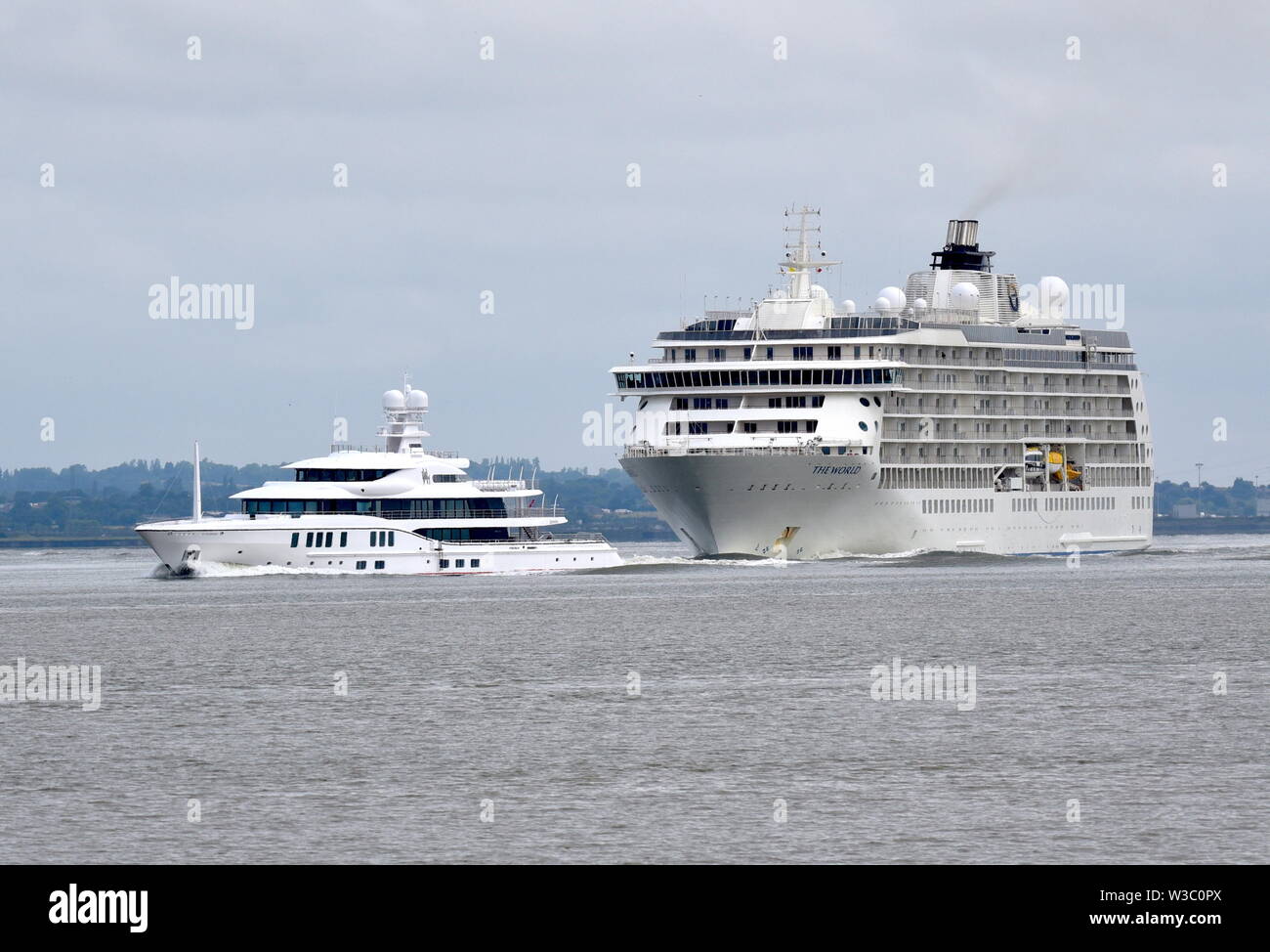 Superyacht Sixth Sense fährt auf ihrem Weg nach London für eine Startparty an der Welt vorbei. Sixth Sense wurde von meinem Meeresarchitekten Tim Heywood entworfen. Stockfoto