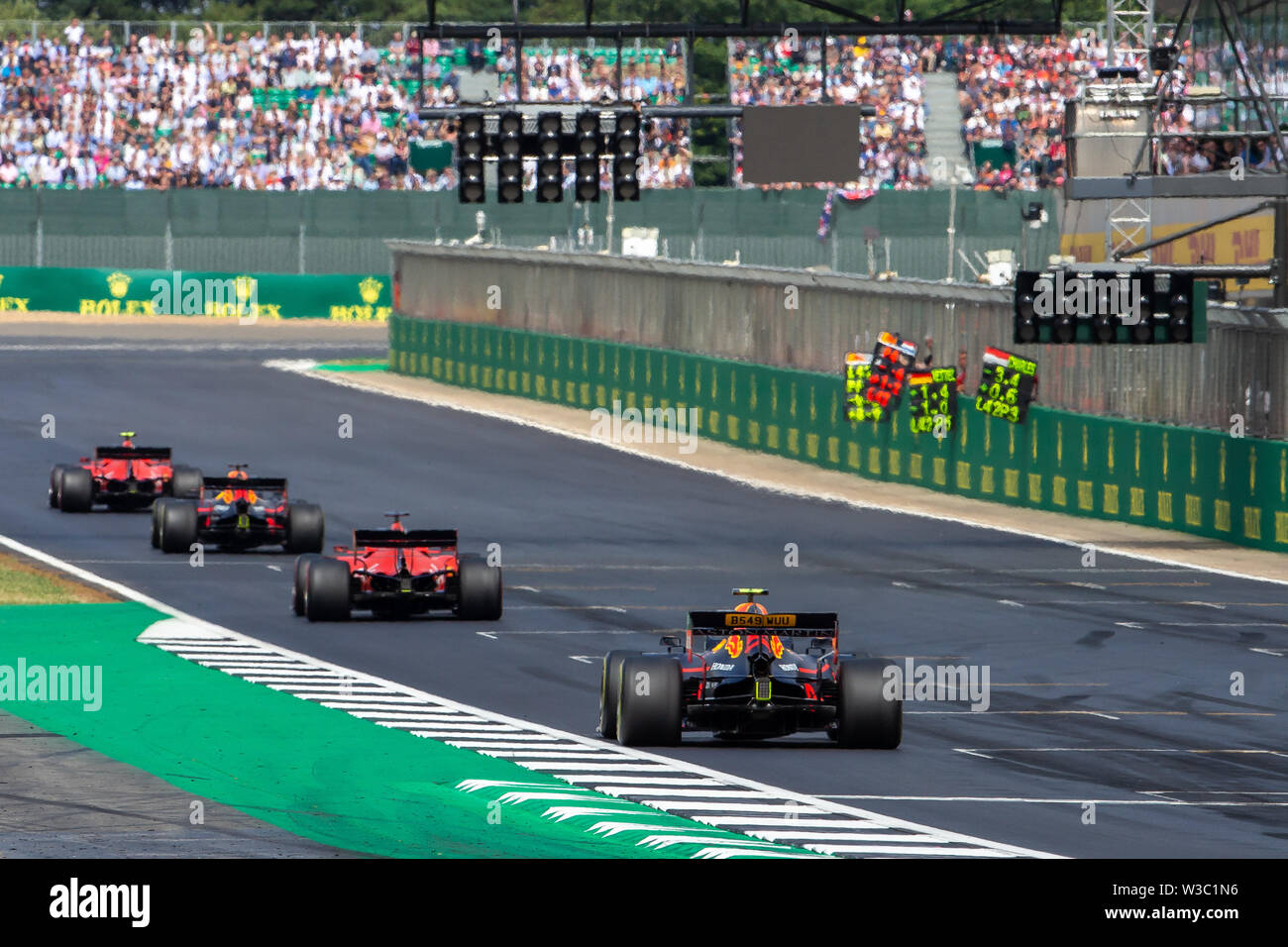 Silverstone, Großbritannien. 14. Juli 2019. FIA F1 Grand Prix von Großbritannien, Race Day; die Ferrari und Red Bull Mannschaften kämpfen in den frühen Rennen Credit: Aktion Plus Sport Bilder/Alamy leben Nachrichten Stockfoto