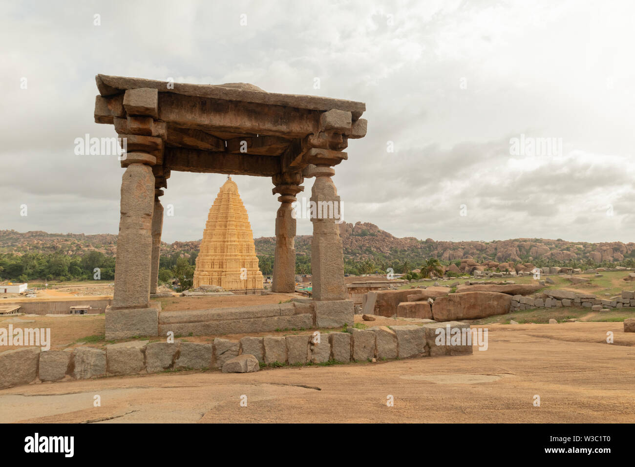 Virupaksha Hindu Tempel gopuram durch den Mandapa und Ruinen, Hampi, Indien Stockfoto