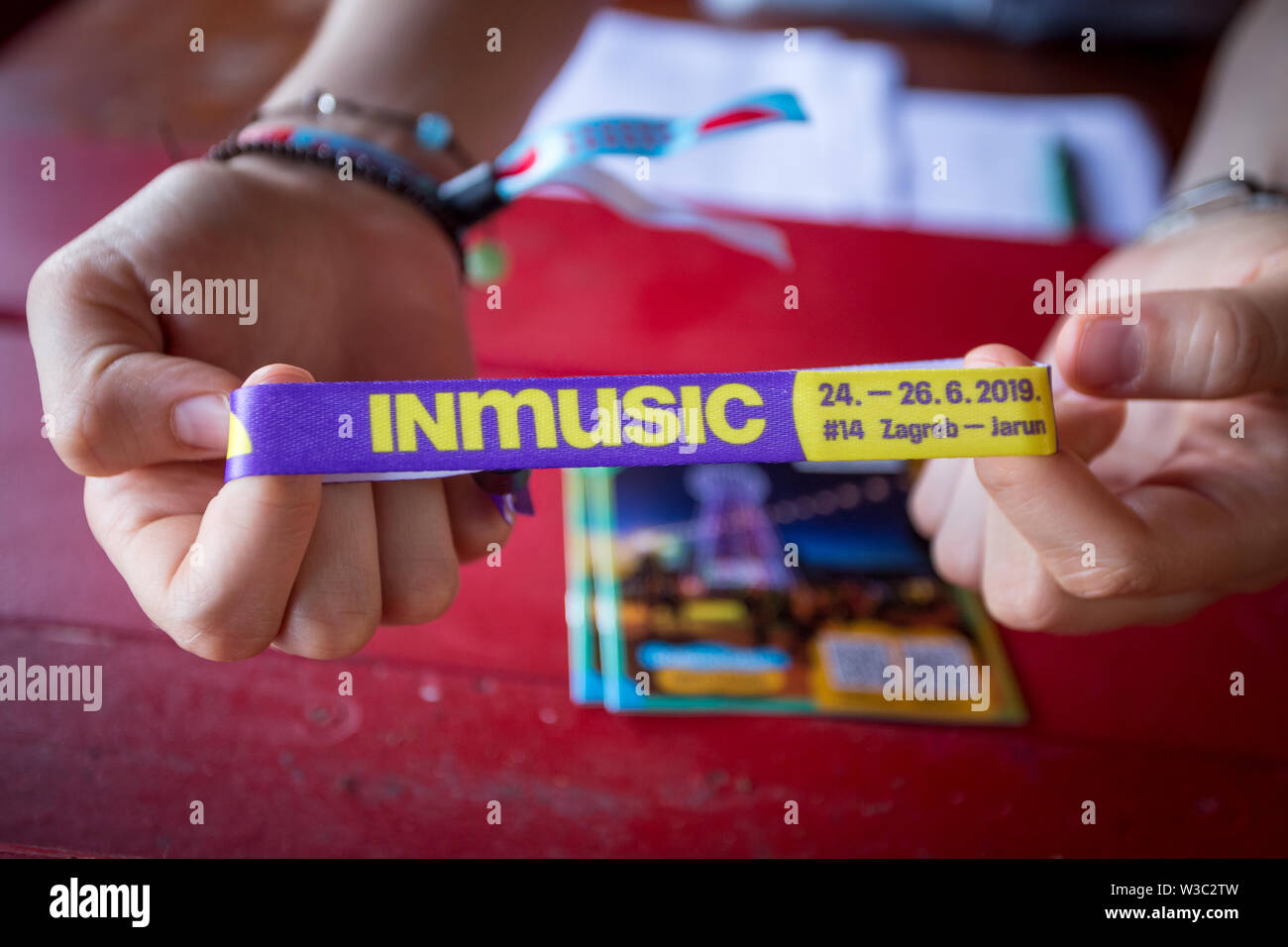 Zagreb, Kroatien - 24. Juni, 2019: Atmosphäre während des 14 INmusic Festival am See Jarun in Zagreb, Kroatien. Armband mit Inscriptio Stockfoto