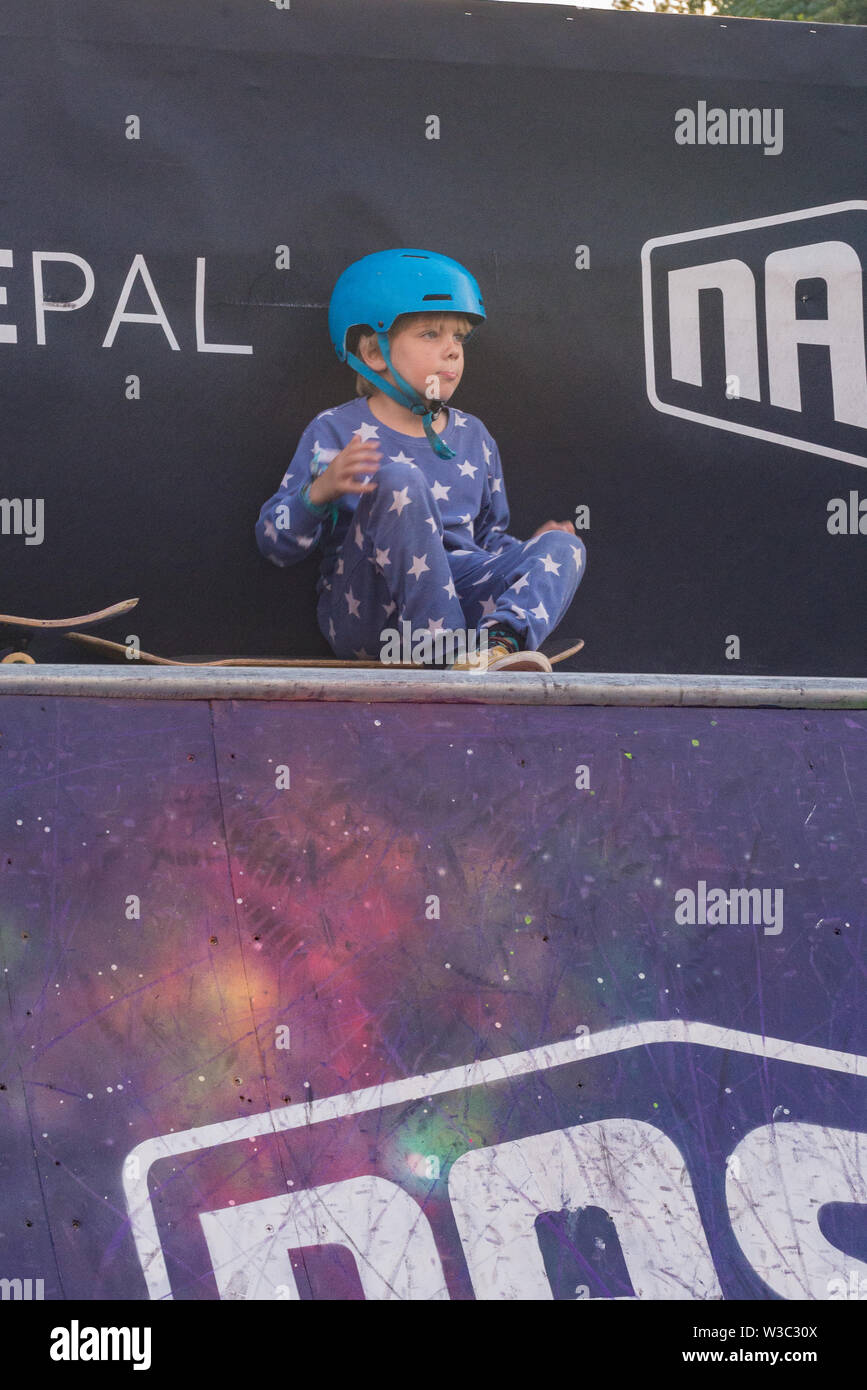 Müde Kind skateboarder Auf der Half-pipe zu fallen schlafend in seinem Schlafanzug/Body Stockfoto