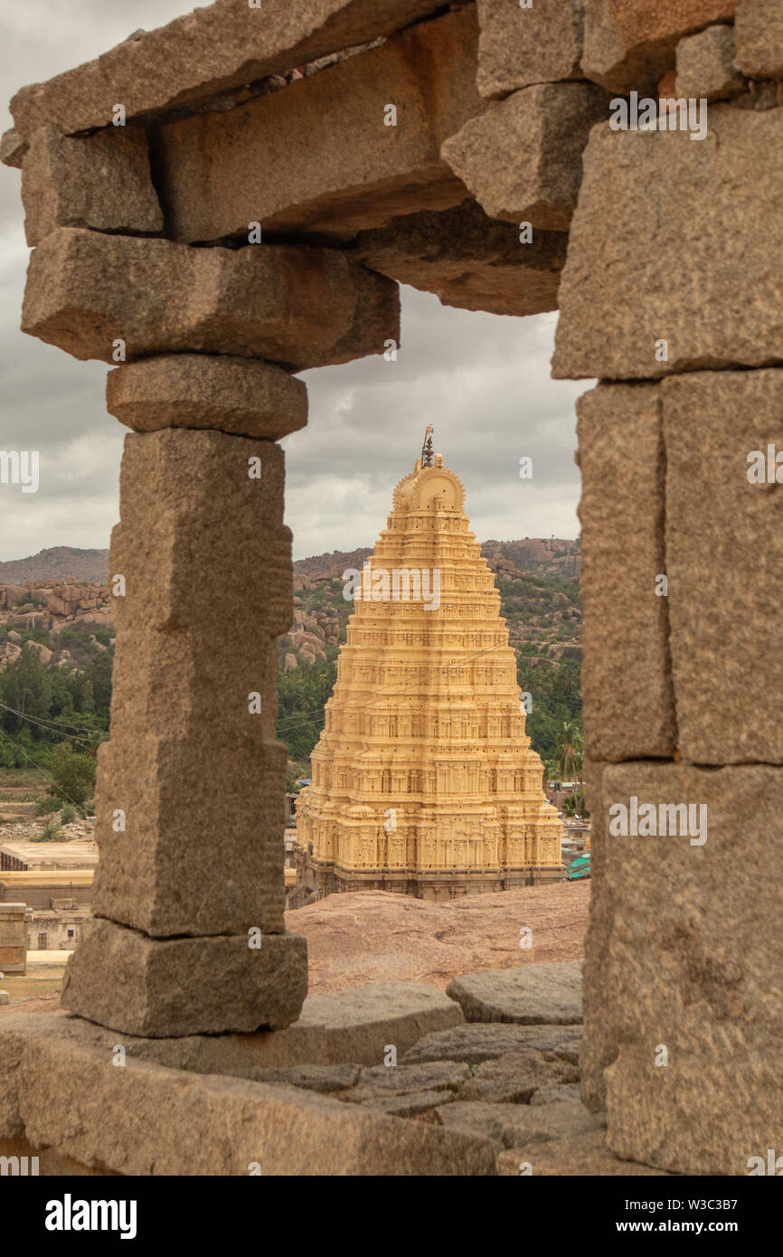Virupaksha Hindu Tempel gopuram durch den Mandapa und Ruinen, Hampi, Indien Stockfoto