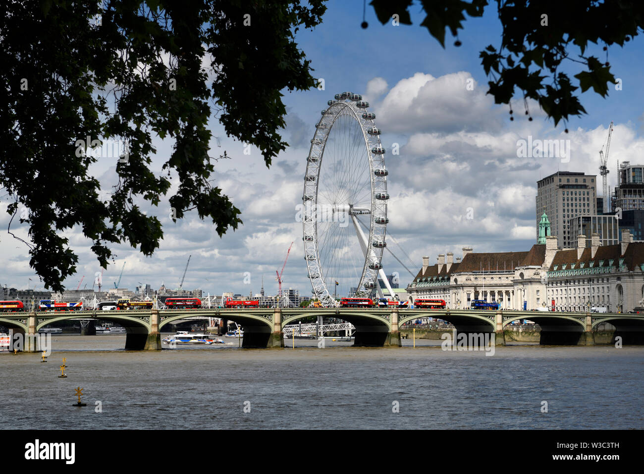 London Eye größte Riesenrad Europas auf der Themse mit Bussen auf die Westminster Bridge London England Stockfoto