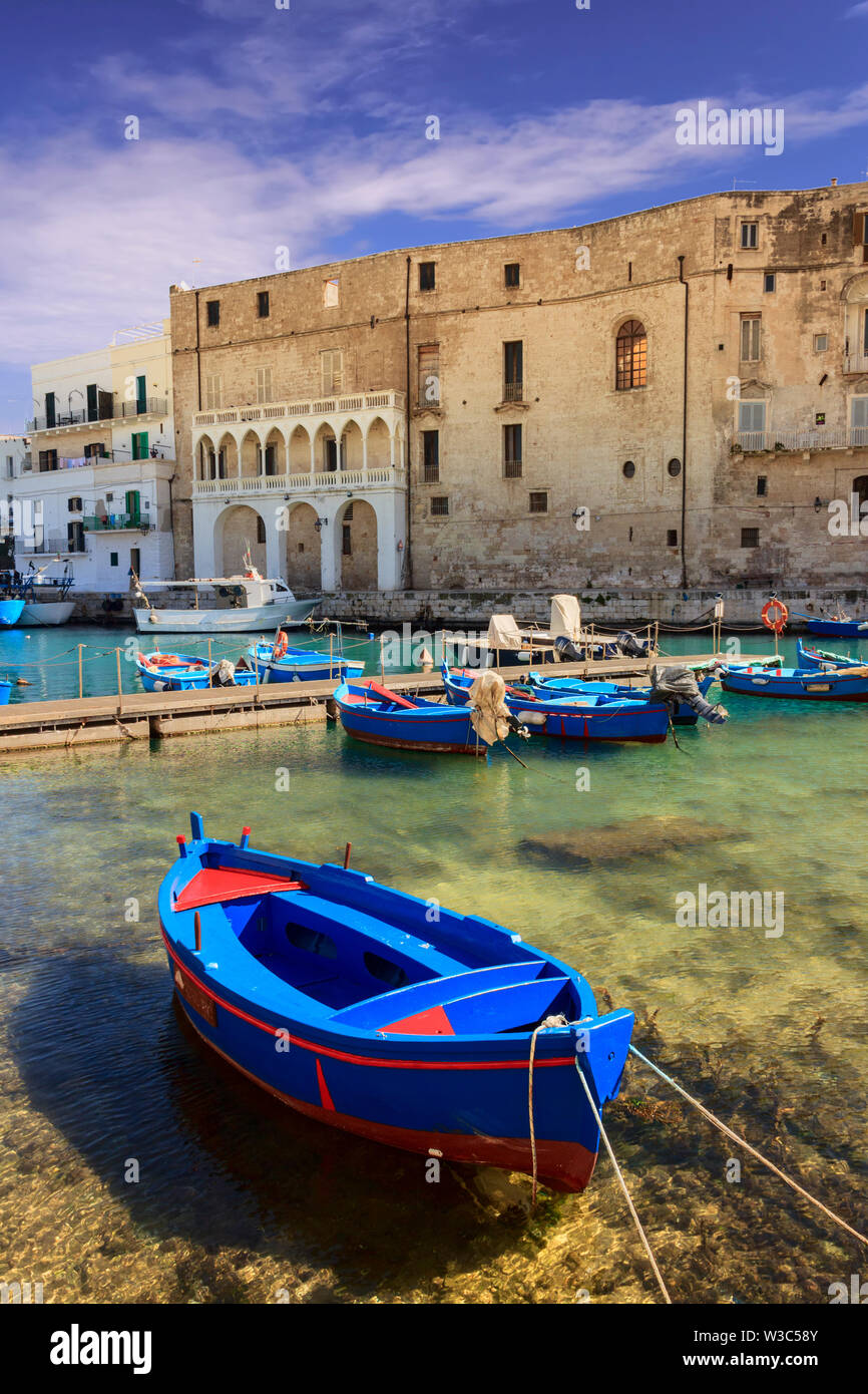 Alter Hafen von Monopoli Provinz Bari, Apulien, Süditalien: Blick auf die Altstadt mit Angeln und Rudern Boote, Italien. Stockfoto