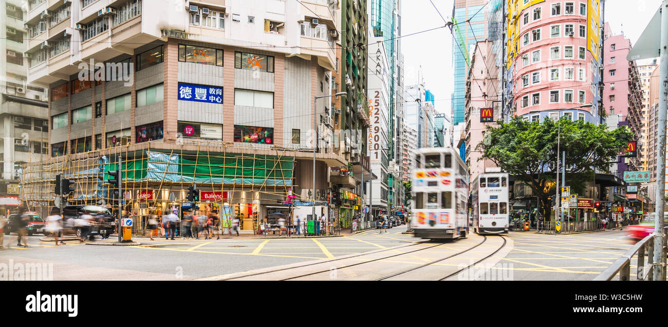 Wan Chai, Hong Kong - Apr 4, 2019: Panoramablick auf gedrängten Menschen und Verkehr Transport über Kreuzung auf Johnston Straße in Wan Chai distric Stockfoto