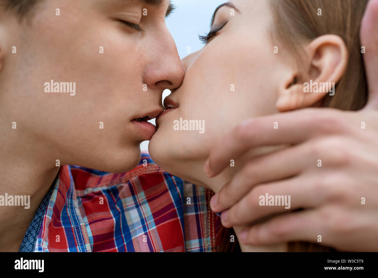 Einen Kuss zu stehlen. Mann und Frau verlieben. Schöner Mann küssen, hübsche Frau. Küssen Paar romantische Beziehungen. Paar in der Liebe. Stockfoto