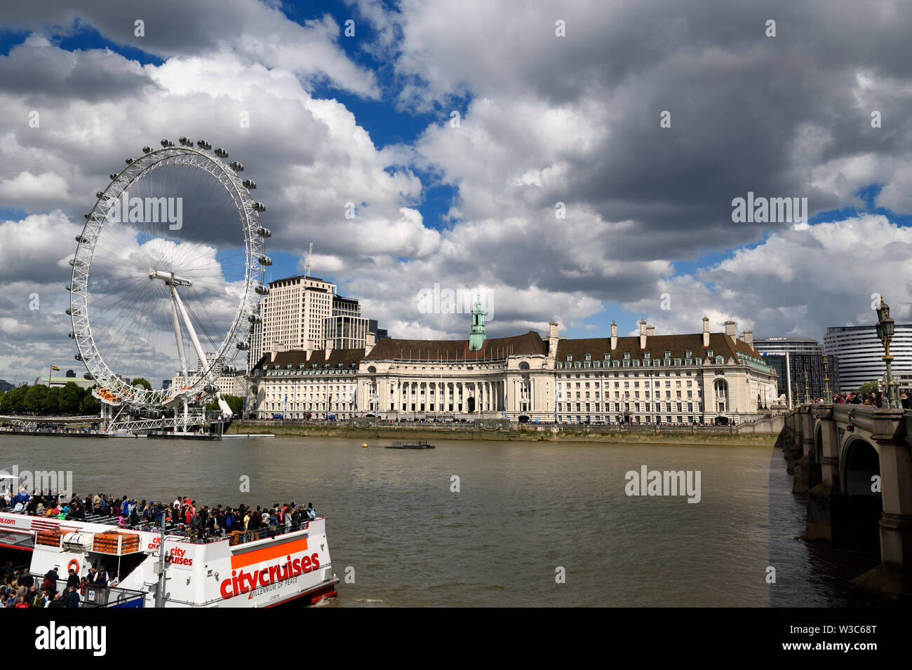 London Eye auf der Themse mit Touristen auf Tour Boote und Shreks Abenteuer und Sea Life Aquarium von Westminster Bridge London England Stockfoto