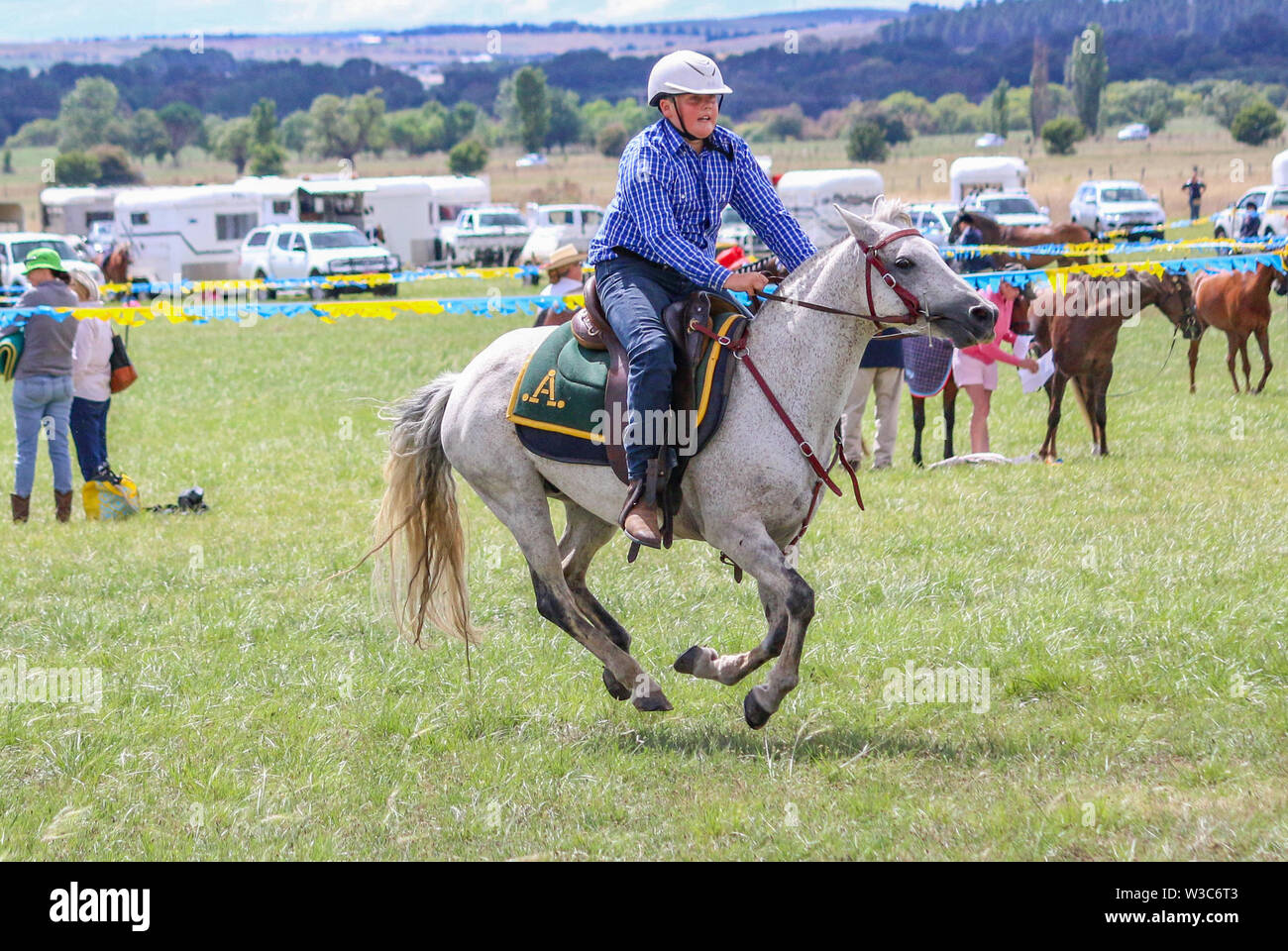 Junger Mann reiten in Barrel Racing Wettbewerb im Land zeigen, Bungendore NSW, Australien Stockfoto