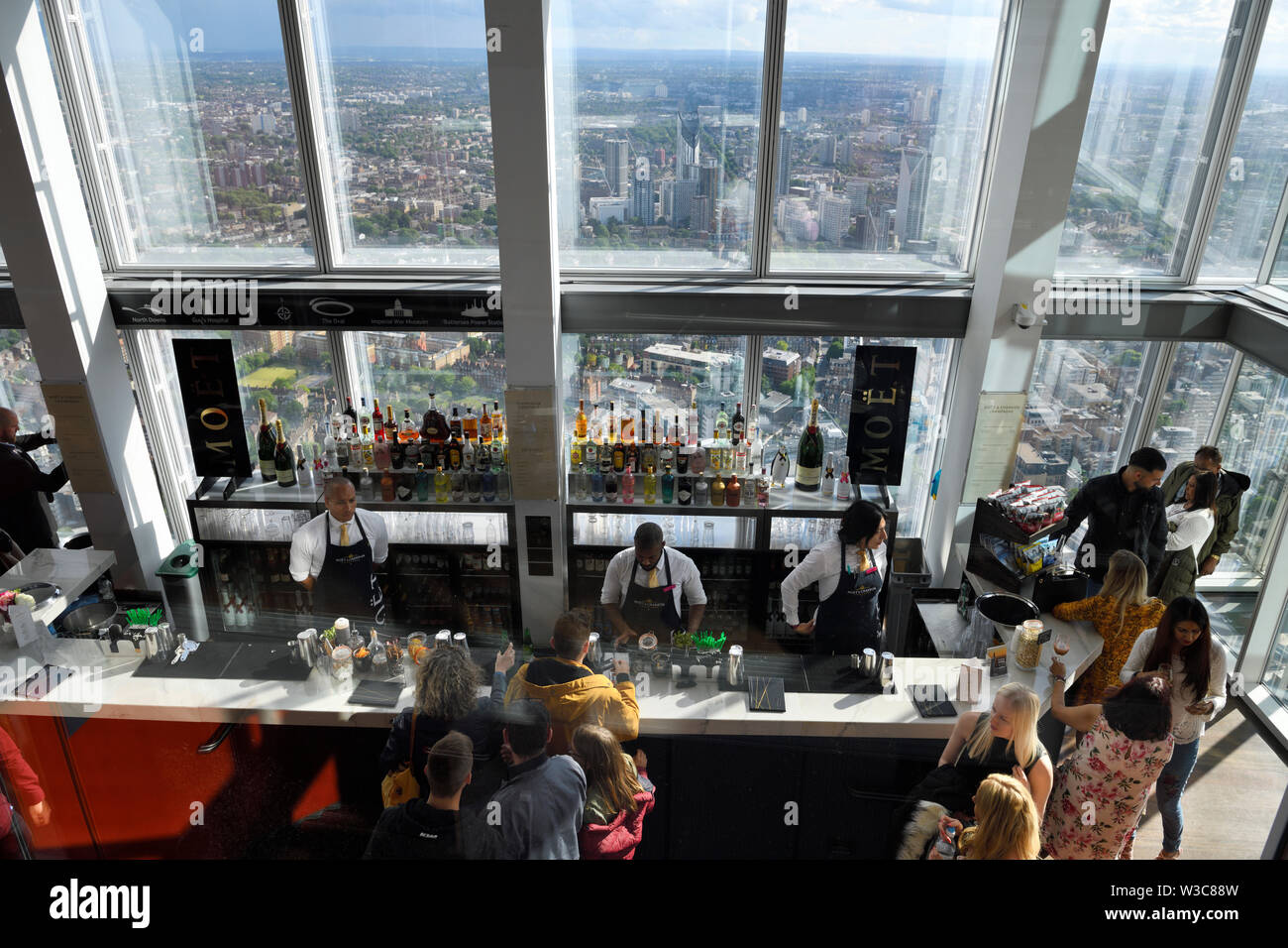 Public Viewing Gallery Bar aus dem 72. Stock offene Aussichtsplattform des Shard mit Windows views South London England Stockfoto