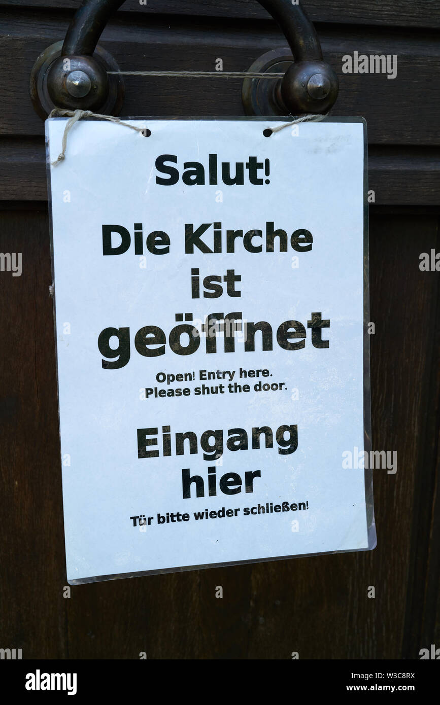 Schild mit der Inschrift "die Kirche ist offen" Eingang Hier Stockfoto