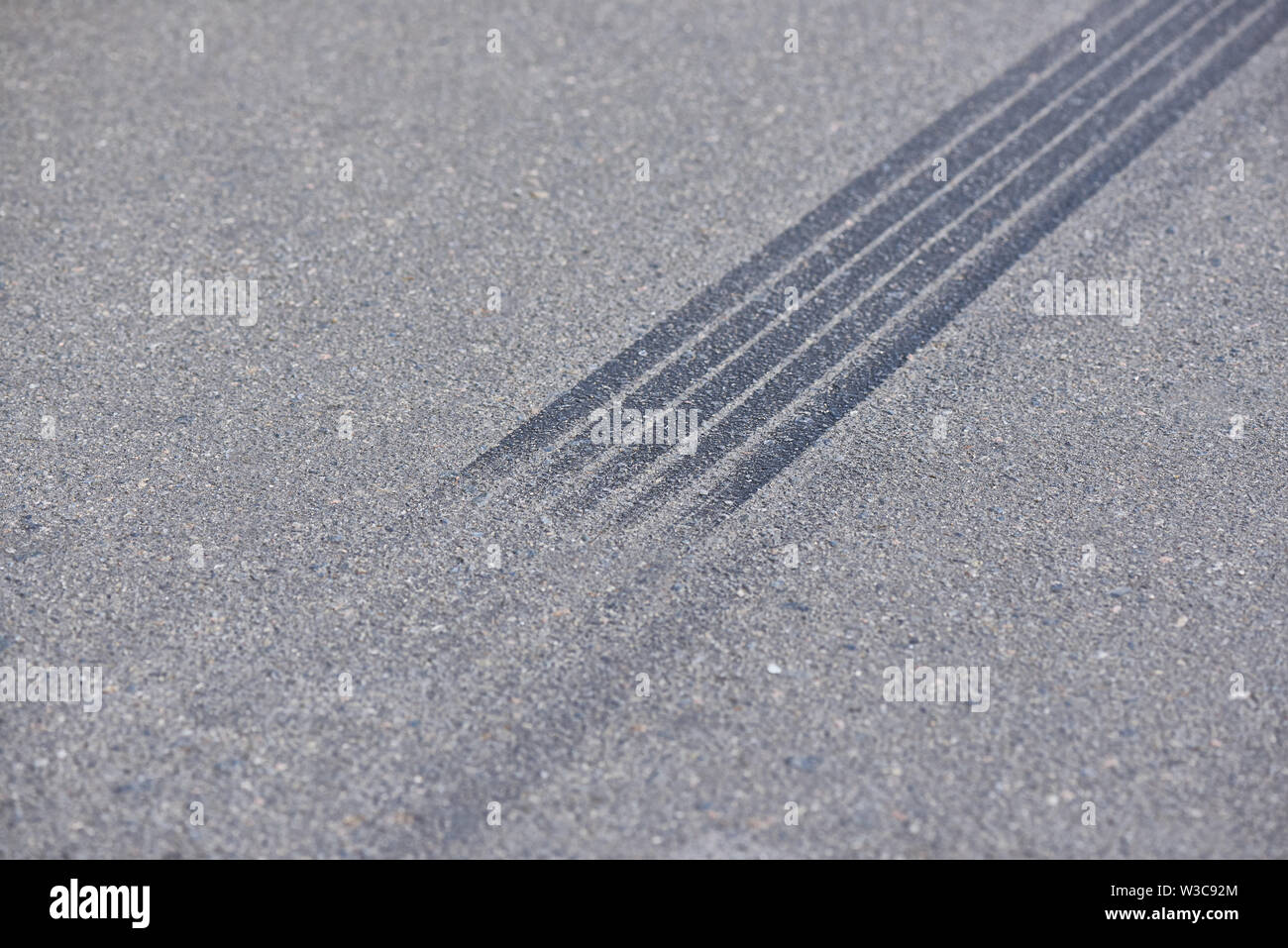 Die Spur auf der Straße von plötzlichem Bremsen. Stockfoto