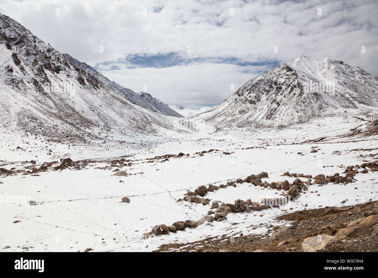 Höhe Landschaft mit schneebedeckten Bergen von der Straße in der Nähe von Chang La gesehen (Pass), Ladakh, Jammu und Kaschmir, Indien Stockfoto
