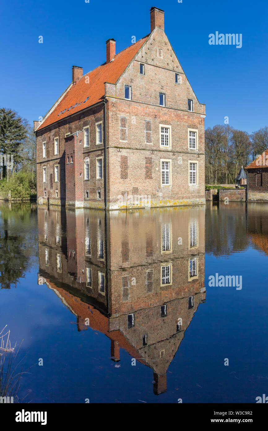 Historisches Haus Welbergen mit Reflexion im Wasser in Ochtrup, Deutschland Stockfoto