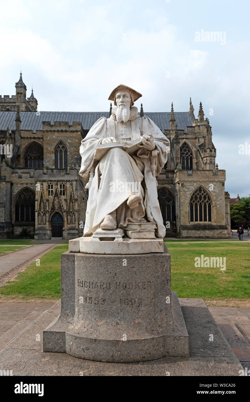 Statue von Schriftsteller und Theologe Richard Hooker auf Kathedrale grün, Exeter, Devon, England, Großbritannien, Stockfoto