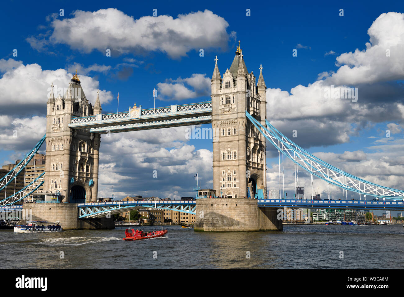 Twin stone Towers der Tower Bridge über die Themse in London mit blauen und weißen Suspension Bridge und hohe Fußgängerweg und Klapp Stockfoto