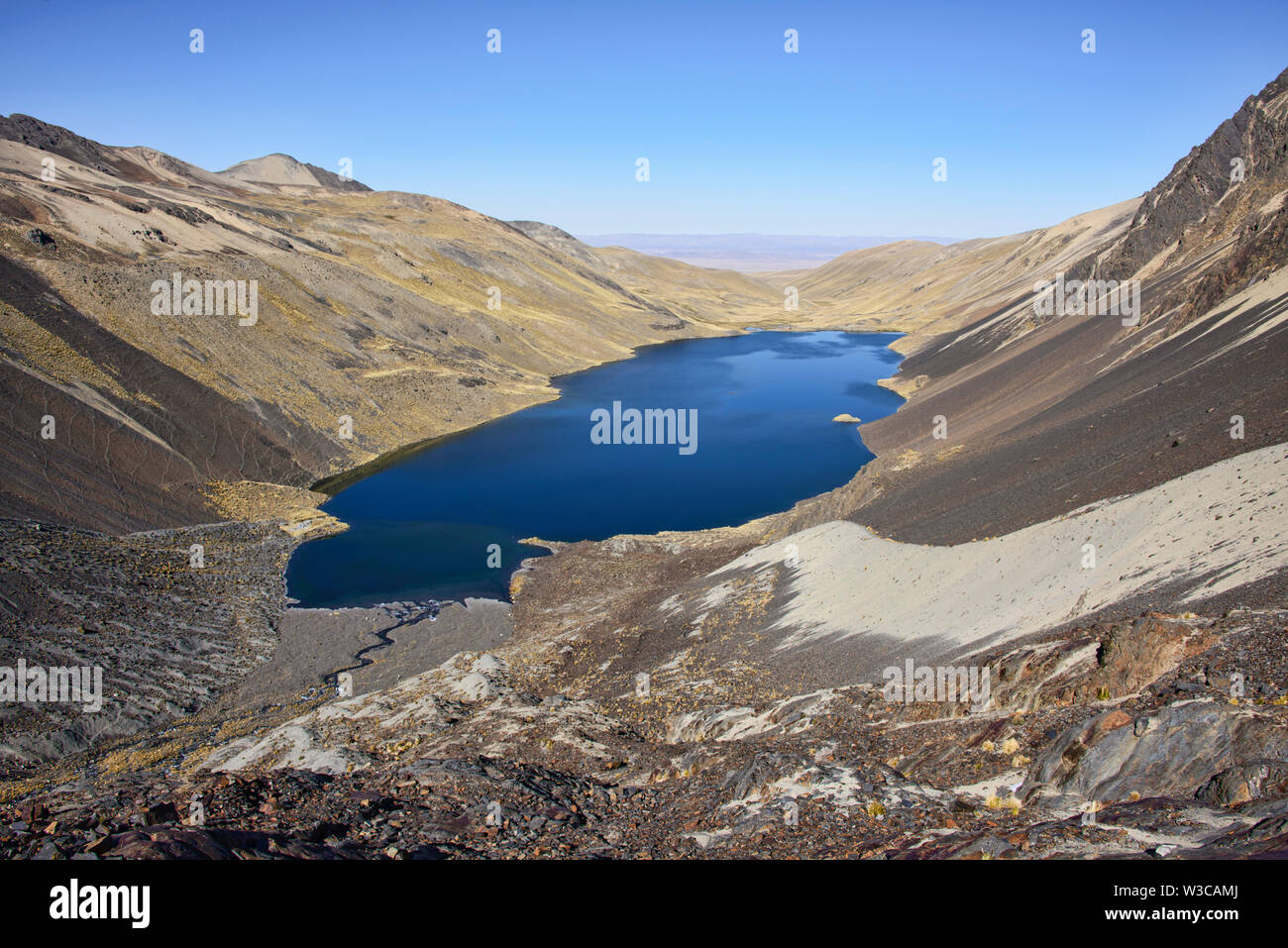 Blick auf die Lagune Juri Khota auf die Cordillera Real Traverse, Bolivien Stockfoto