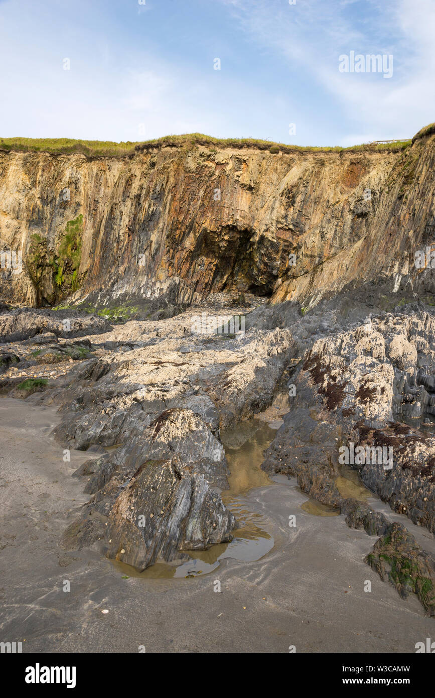Hohe Klippen am Newport Sand an der Küste von Pembrokeshire, Wales. Stockfoto