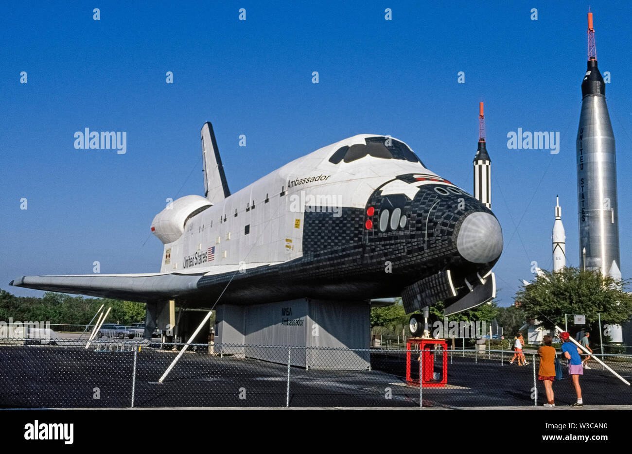 Ein Mock-up eines Space Shuttle Orbiter konzipiert, Astronauten und Fracht von und zur Internationalen Raumstation bringen unseren Planeten kreisen war auf Anzeige im Freien im Kennedy Space Center in Cape Canaveral, Florida, USA, wenn dieses Foto wurde im Jahr 1976 übernommen. Der Botschafter war eine vollständige Nachbau von sechs Rakete - verstärkt Shuttles, die 135 Flüge gemacht, während die von den Vereinigten Staaten Nationale Luft- und Raumfahrtbehörde (NASA betrieben wird) von 1981 bis 2011. Heute ist die letzte der pensionierte Space Shuttles zu fliegen, das Atlantis ist auf Ausstellung am Kennedy Space Center. Stockfoto
