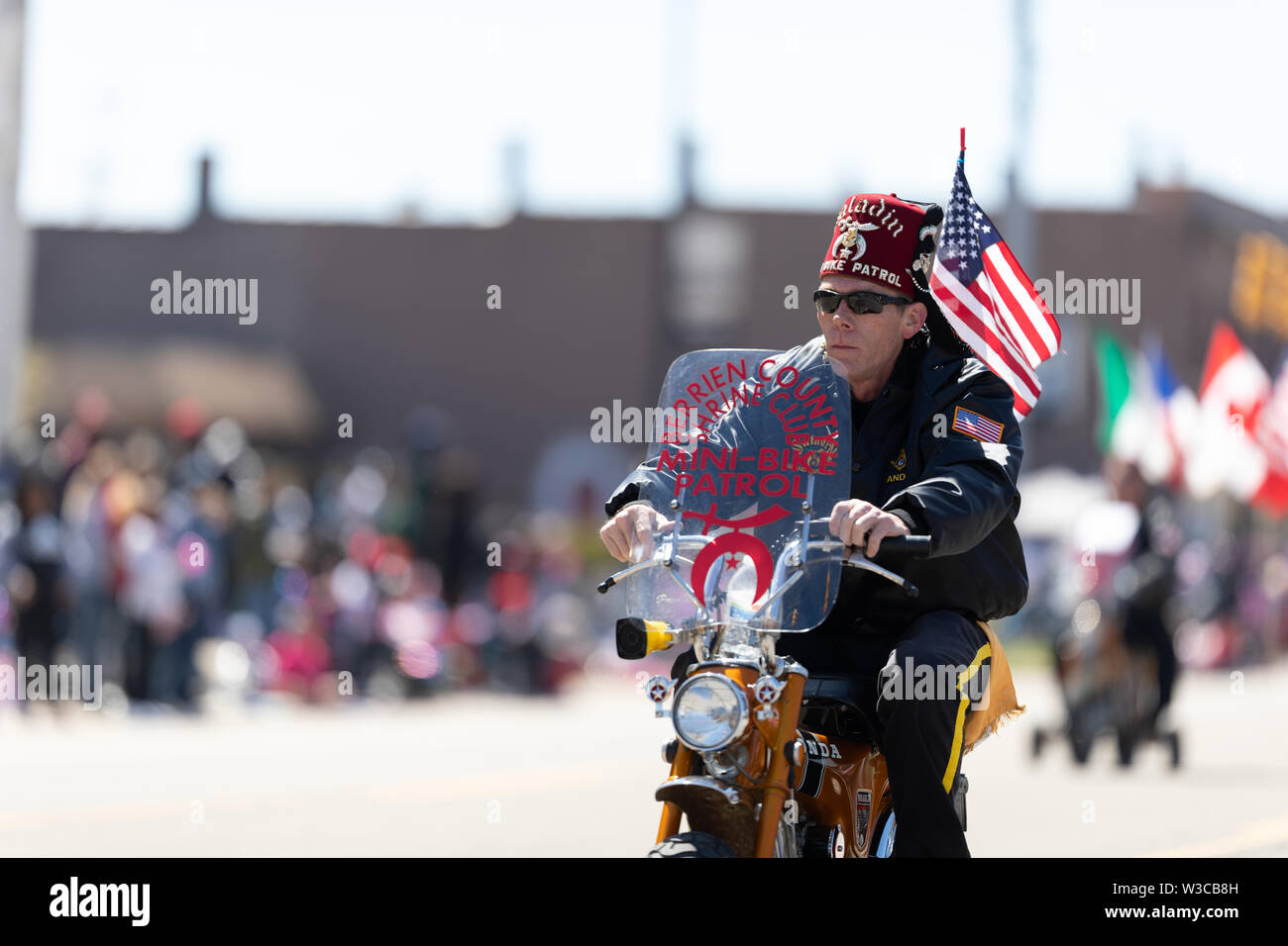 Benton Harbor, Michigan, USA - Mai 4, 2019: Old Port Festival Grand Floral Parade, Saladin Shriners Mitglieder reiten mini Motorräder während der para Stockfoto