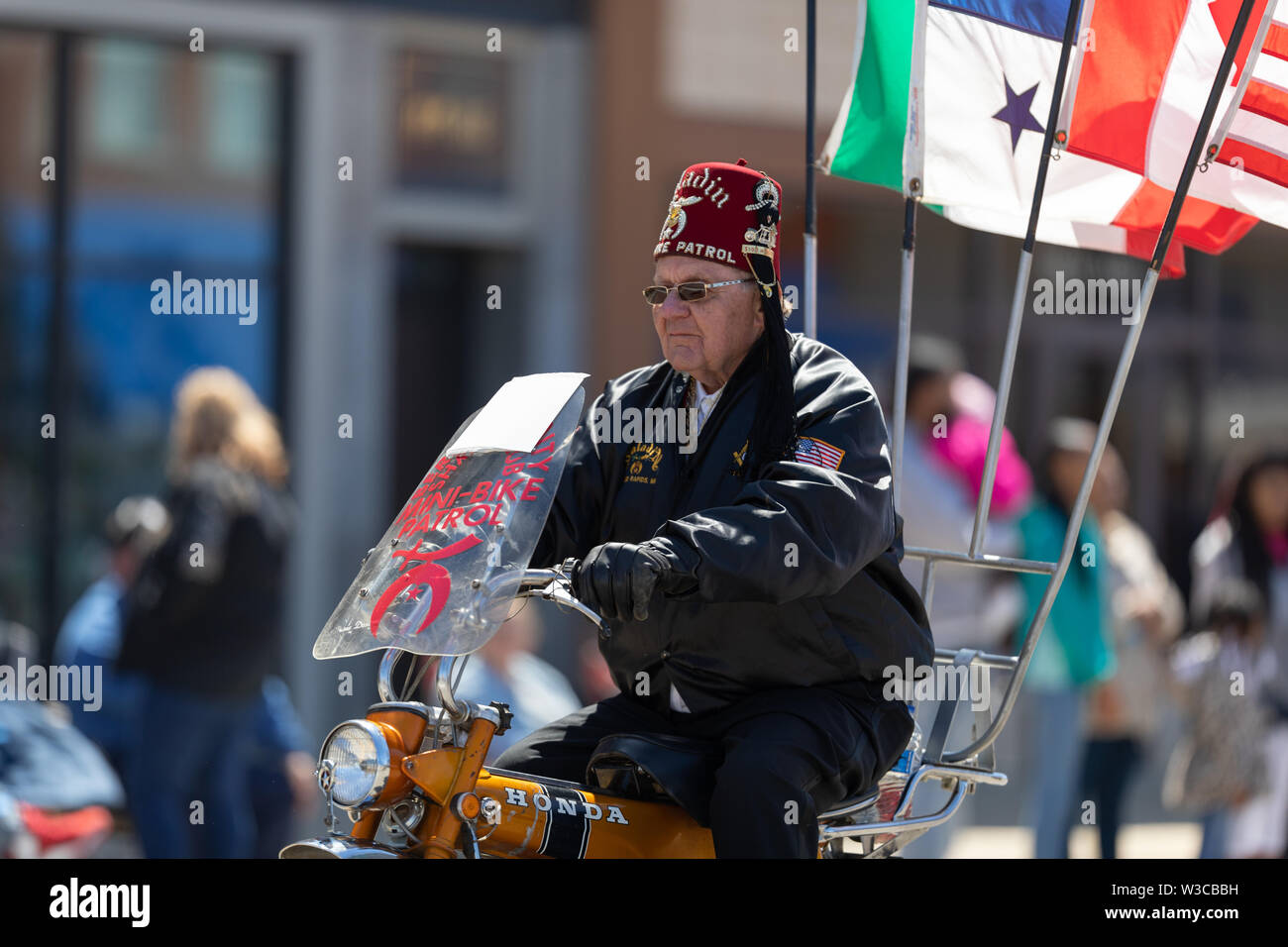 Benton Harbor, Michigan, USA - Mai 4, 2019: Old Port Festival Grand Floral Parade, Saladin Shriners Mitglieder reiten mini Motorräder während der para Stockfoto