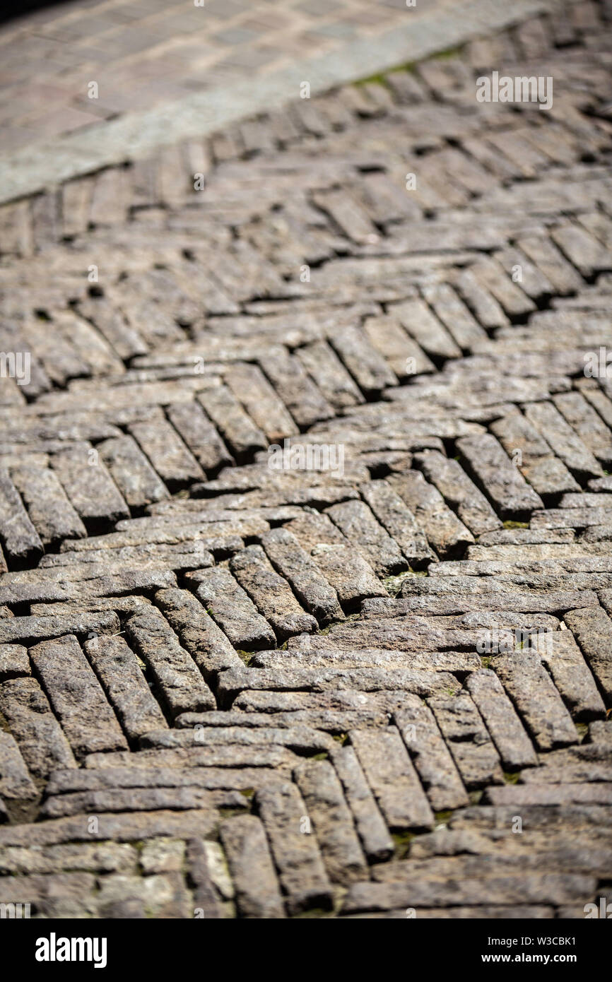 Brick Road in Fischgrätmuster in Bergamo, Italien Stockfoto