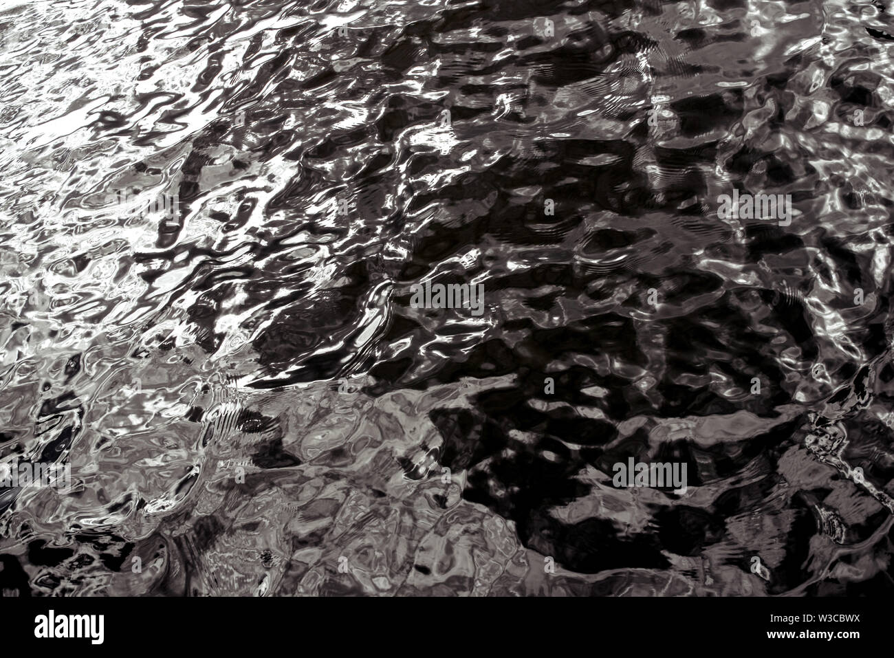 Die Oberfläche des Wassers in Schwarz und Weiß Stockfoto