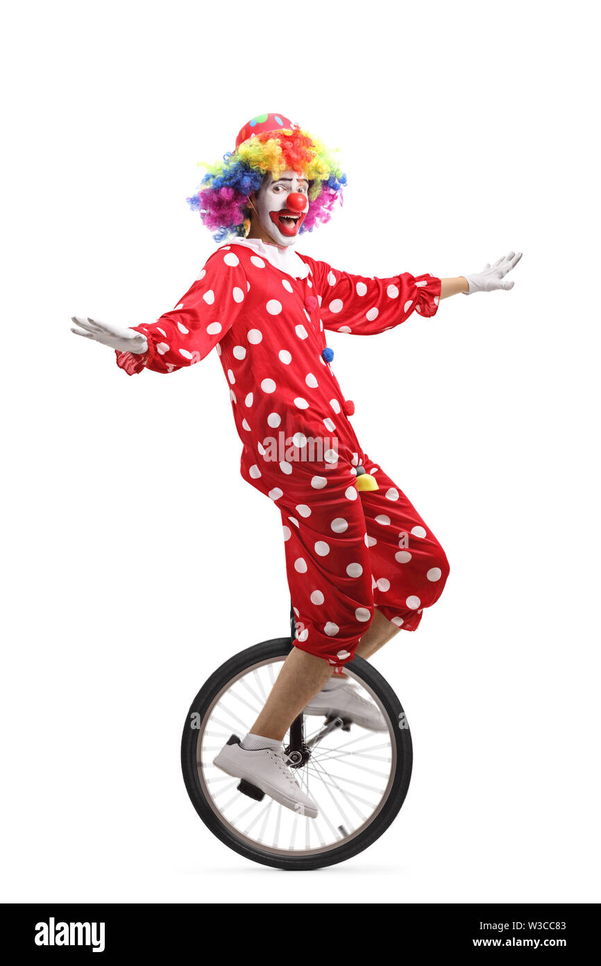 Volle Länge geschossen von einem fröhlichen clown Einrad fahren auf weißem Hintergrund Stockfoto