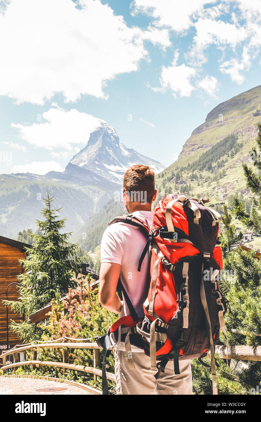 Kaukasische Mann Wandern im schönen Zermatt, Schweiz. Matterhorn im Hintergrund. Backpacker lifestyle Konzept. Abenteuer im Freien. Sommer Alpen in Europa. Reisen, Reisender. Stockfoto