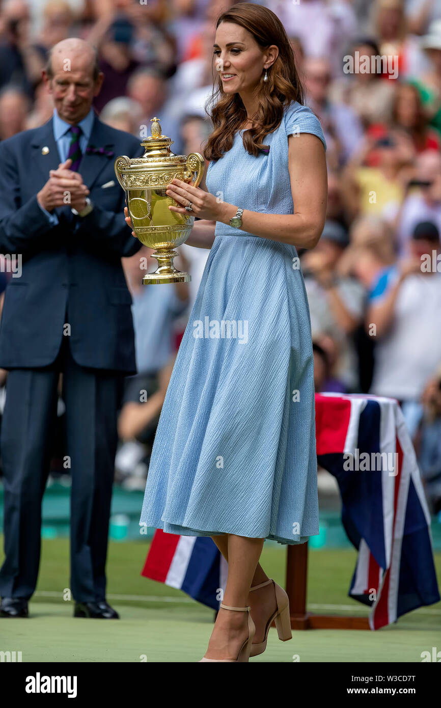 London, Großbritannien. 14. Juli 2019. Wimbledon Tennis Turnier, Tag 13, singles abschließenden mens; Catherine Herzogin von Cambridge bereitet sich auf Novak Djokovic (SER) mit dem Wimbledon mens vorhanden singles Final Trophy Credit: Aktion Plus Sport Bilder/Alamy leben Nachrichten Stockfoto