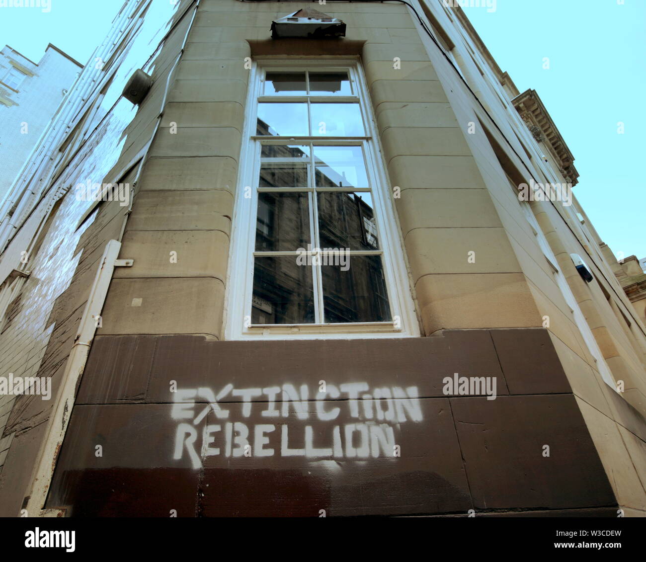 Glasgow, Schottland, Großbritannien. 14. Juli, 2019. Aussterben Rebellion Sommer Aufstand # PaintTheStreets begann mit einer Warnung von Montag geplanten Stint, als sie auf die Straße gingen, Logos zu malen überall in der Stadt ihre Macht in eine bedrohliche Weise zu annoncieren, Geheimhaltung pflegen mit der Bereitschaft zu graffito. Credit: Gerard Fähre / alamy Leben Nachrichten Stockfoto