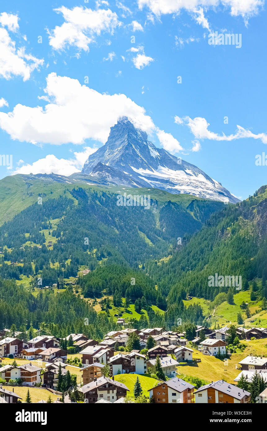 Malerische Schweizer Dorf Zermatt mit berühmten Matterhorn im Hintergrund. Atemberaubende Natur, Schweiz. Im Sommer Alpen. Alpine Landschaft. Reiseziel und touristische Attraktion. Europa. Stockfoto