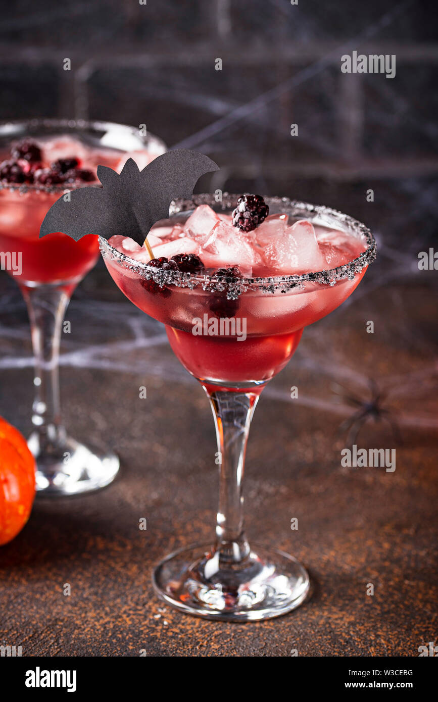 Halloweens spooky Drink mit Blackberry Stockfoto