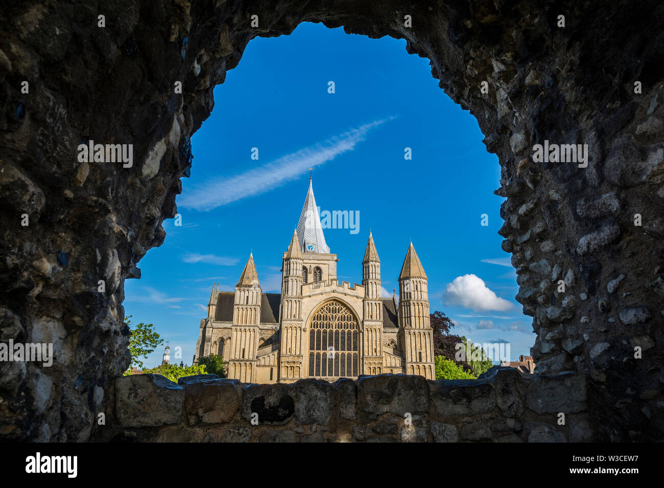 Rochester Cathedra durch ein Fenster in Rochester Castle Wall, Kent, England gesehen, Großbritannien Stockfoto
