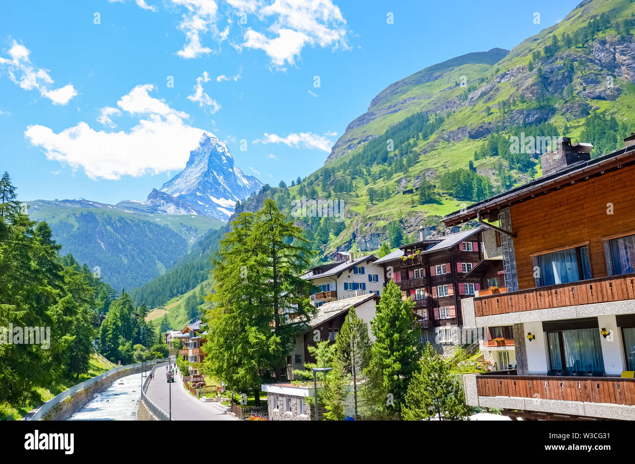 Erstaunlich, Zermatt, Schweiz. Wunderschöne alpine Landschaft im Hintergrund mit dominanten Matterhorn. Schweizer Alpen, natürliche Landschaft. Beliebtes Touristenziel. Stockfoto