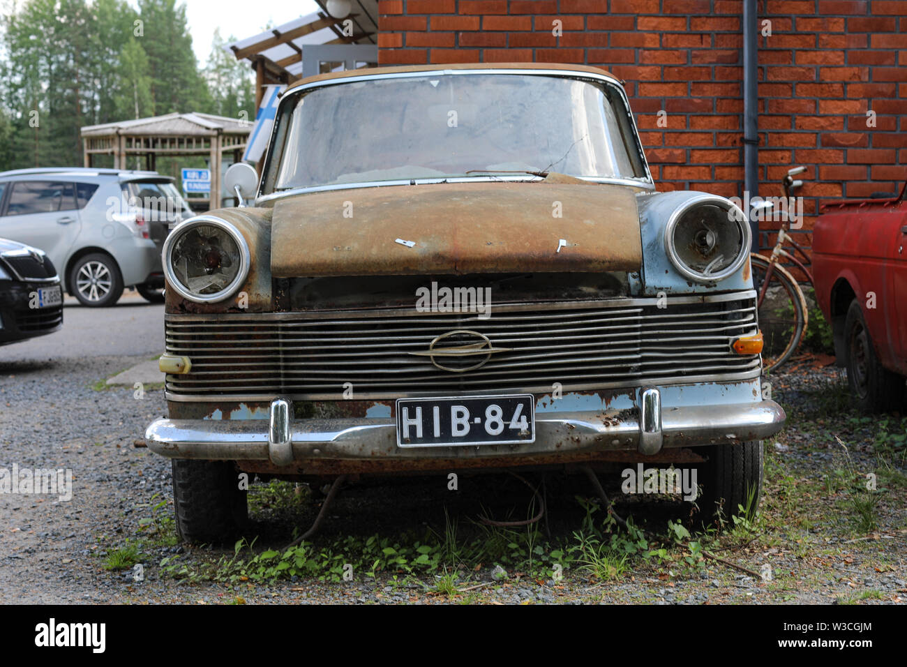 Rostige alte Opel in Ylöjärvi, ländliche Finnland Stockfoto