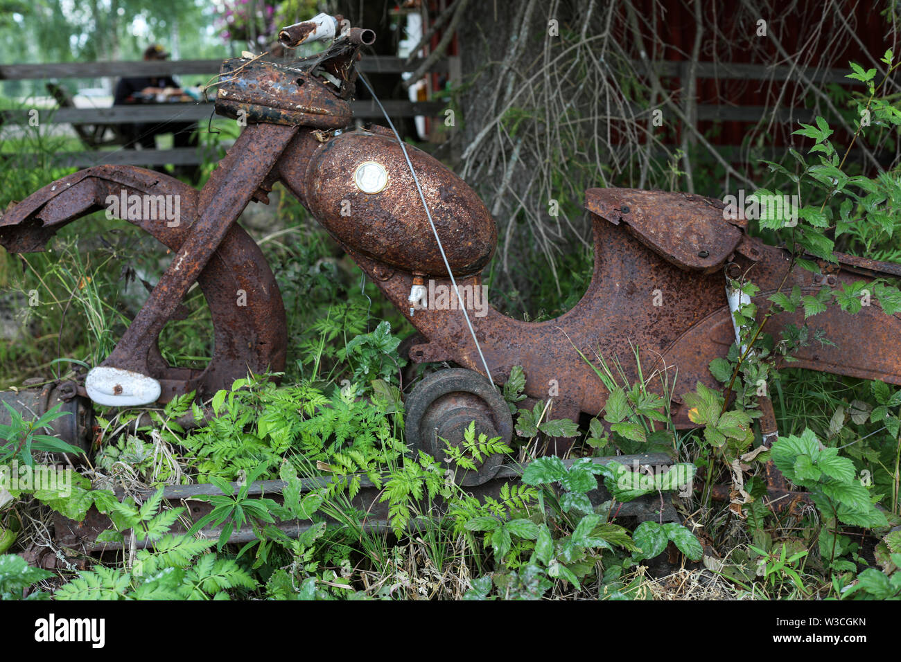 Rusty Ruinen von, was einmal ein Moped wurden Stockfoto