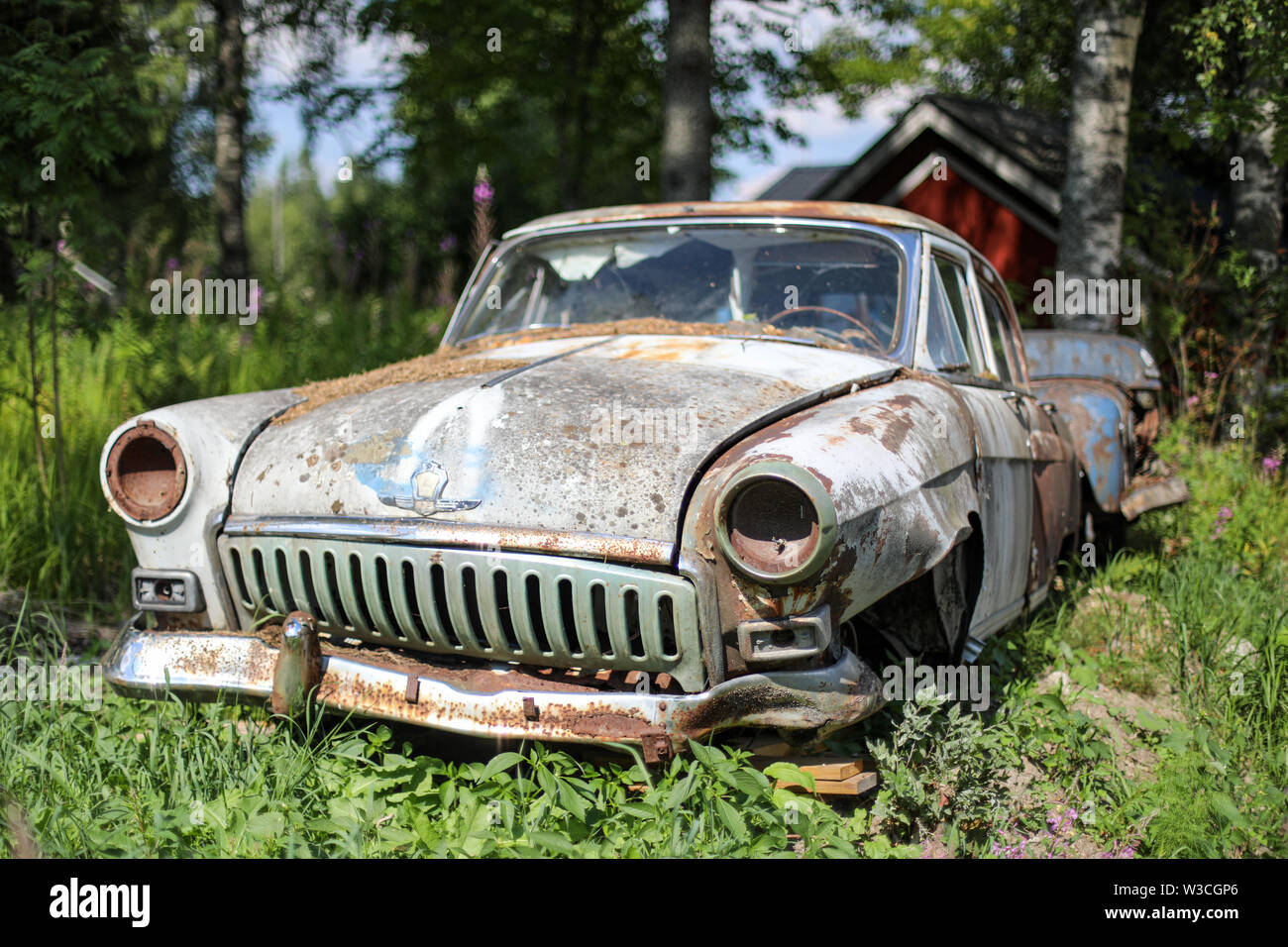 Ruinen einer 1950er Auto in Ylöjärvi, Finnland Stockfoto