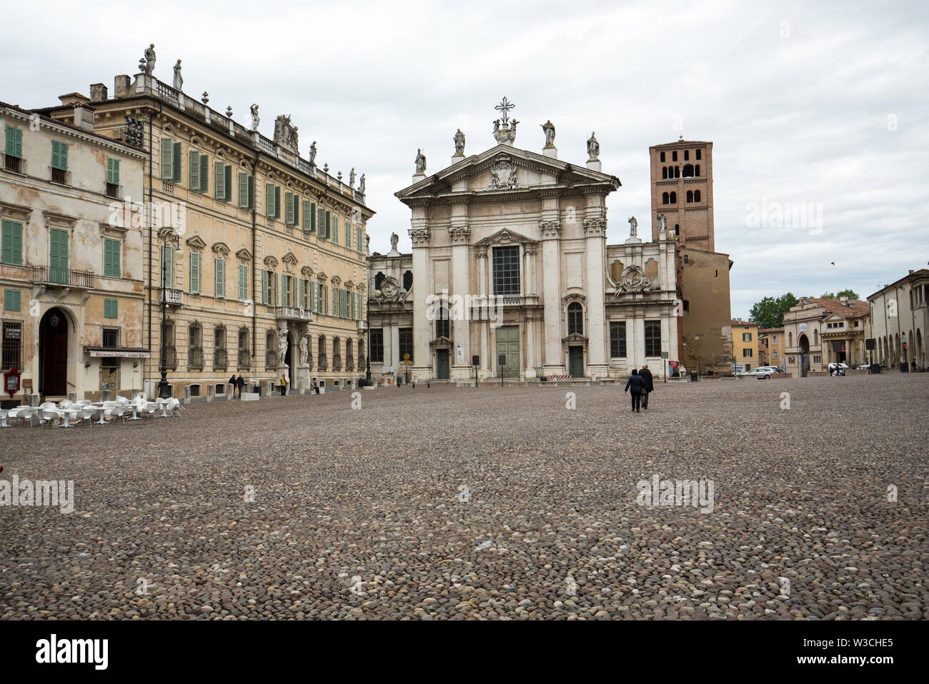 Dom und Palazzo Bianchi auf sordello Square in Mantua, Italien. Stockfoto