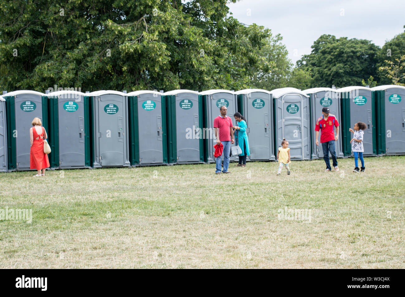 Tragbare Toilette in Verwendung auf einem Festival Stockfoto